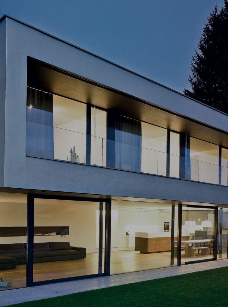 Imagen de una vivienda moderna con carpintería de aluminio y amplios ventanales