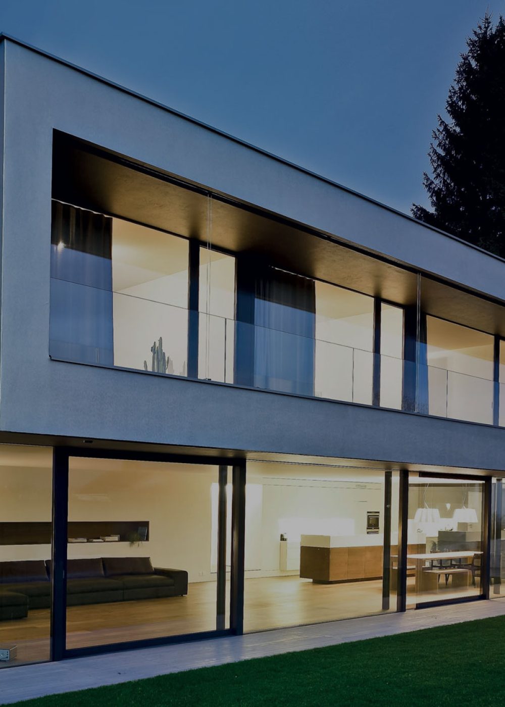 Imagen de una vivienda moderna con carpintería de aluminio y amplios ventanales